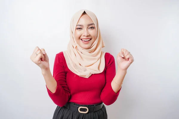 Молодая Азиатская Мусульманка Счастливым Выражением Лица Хиджабе Изолированном Белым Фоном — стоковое фото