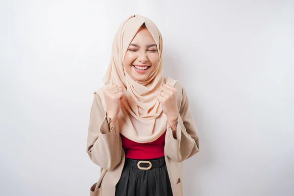 Μια Νεαρή Ασιάτισσα Μουσουλμάνα Μια Χαρούμενη Πετυχημένη Έκφραση Φορώντας Μια — Φωτογραφία Αρχείου