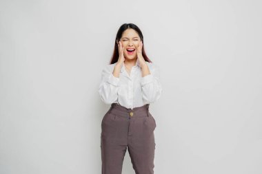 Beyaz gömlek giyen, beyaz arkaplan tarafından izole edilmiş Asyalı kadın kameraya bakıyor.