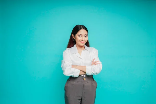 Potret Seorang Wanita Asia Yang Tersenyum Dengan Penuh Percaya Diri — Stok Foto