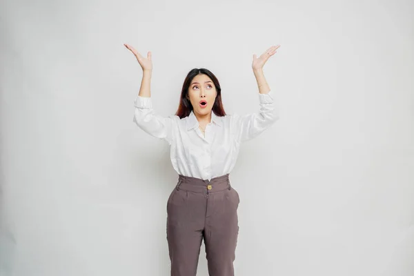 Geschokt Aziatische Vrouw Dragen Witte Shirt Wijzend Kopieerruimte Top Van — Stockfoto