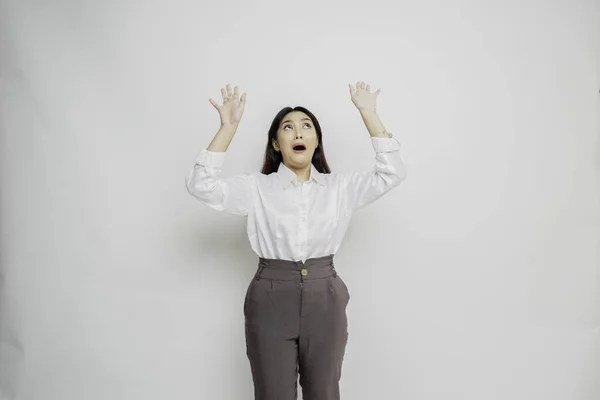 Wanita Asia Terguncang Mengenakan Kemeja Putih Yang Mengarah Ruang Fotokopi — Stok Foto