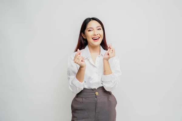 Glad Ung Asiatisk Kvinna Vit Skjorta Känner Romantiska Former Hjärta — Stockfoto