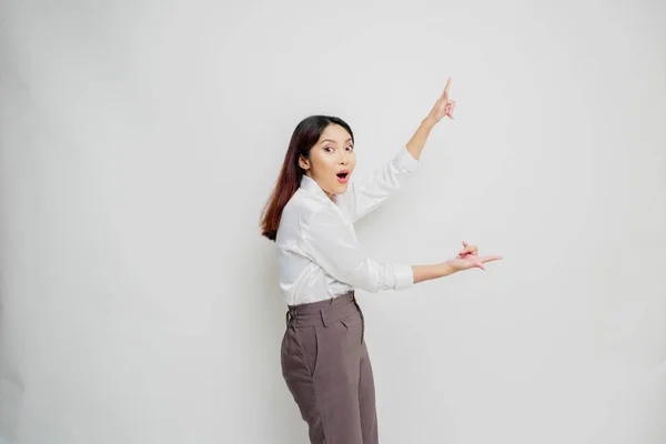 Geschokt Aziatische Vrouw Dragen Witte Shirt Wijzend Kopieerruimte Naast Haar — Stockfoto
