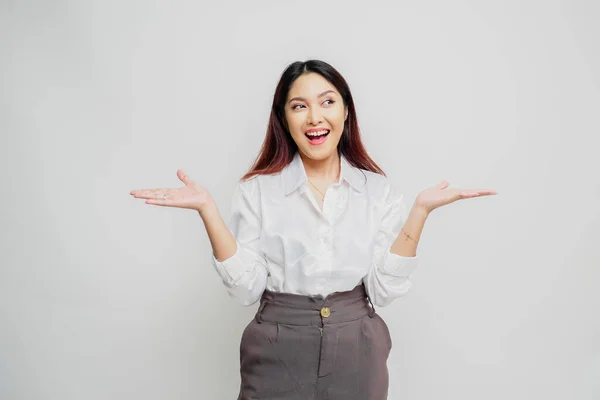Opgewonden Aziatische Vrouw Dragen Wit Shirt Wijzend Kopieerruimte Naast Haar — Stockfoto
