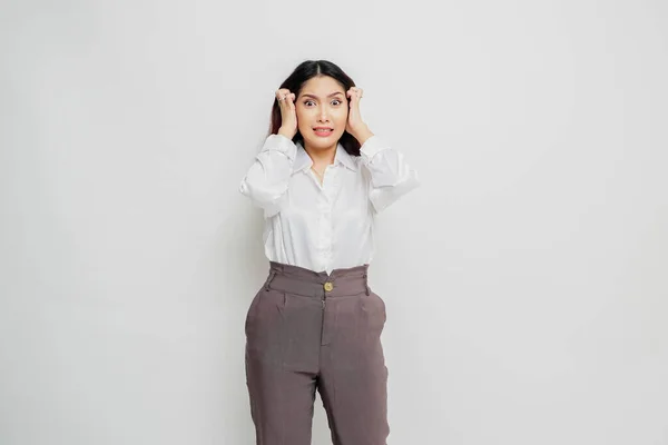 Ett Porträtt Asiatisk Kvinna Bär Vit Skjorta Isolerad Vit Bakgrund — Stockfoto