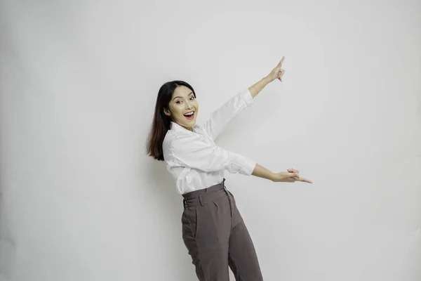 Opgewonden Aziatische Vrouw Dragen Wit Shirt Wijzend Kopieerruimte Naast Haar — Stockfoto