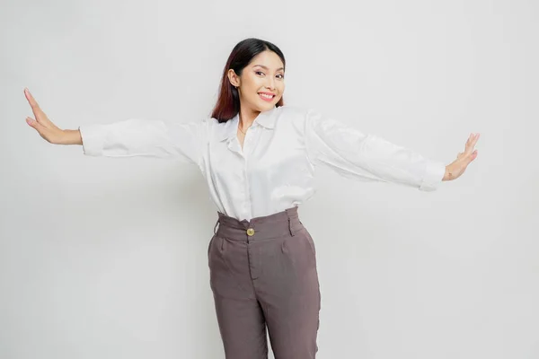 Seorang Wanita Asia Muda Yang Cantik Adalah Peregangan Setelah Bekerja — Stok Foto