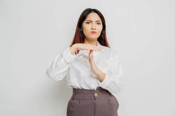 Hispânico Ásia Mulher Vestindo Branco Camisa Fazendo Tempo Fora Gesto — Fotografia de Stock