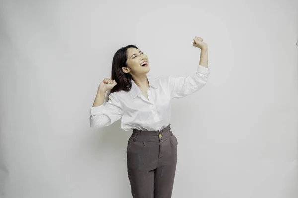 Seorang Wanita Asia Muda Dengan Ekspresi Bahagia Sukses Mengenakan Kemeja — Stok Foto