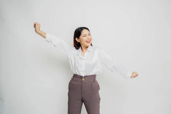 Ung Asiatisk Kvinna Med Ett Lyckligt Lyckat Uttryck Bär Vit — Stockfoto