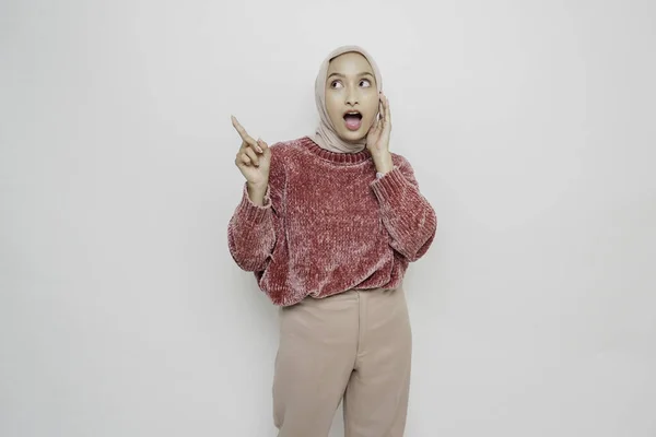 Zszokowana Muzułmanka Azjatycka Ubrana Różowy Sweter Hidżab Wskazujący Miejsce Jej — Zdjęcie stockowe