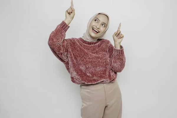 Mujer Asiática Emocionada Vistiendo Suéter Rosa Hijab Apuntando Espacio Copia —  Fotos de Stock