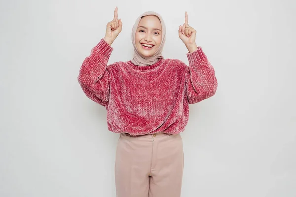 Mujer Asiática Emocionada Vistiendo Suéter Rosa Hijab Apuntando Espacio Copia — Foto de Stock