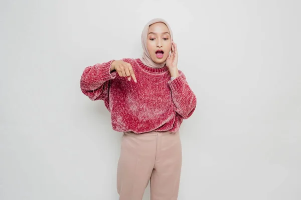 Zszokowana Azjatycka Muzułmanka Różowym Swetrze Hidżabie Wskazująca Miejsce Pod Nią — Zdjęcie stockowe