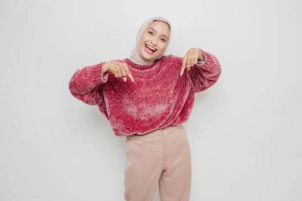 Opgewonden Aziatische Vrouw Draagt Roze Trui Hijab Wijzend Kopieerruimte Onder — Stockfoto