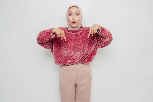 Σοκαρισμένη Ασιάτισσα Μουσουλμάνα Που Φορούσε Ροζ Πουλόβερ Και Χιτζάμπ Δείχνοντας — Φωτογραφία Αρχείου