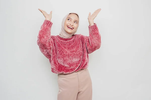 Excited Asian Woman Wearing Pink Sweater Hijab Pointing Copy Space — Stock Photo, Image