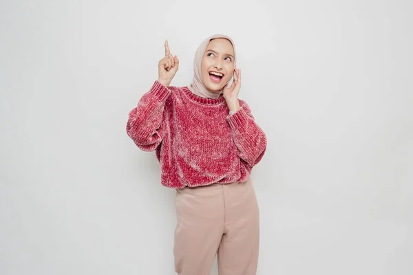 Podekscytowana Azjatka Ubrana Różowy Sweter Hidżab Wskazujący Miejsce Jej Kopii — Zdjęcie stockowe