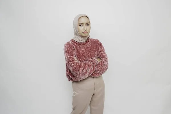 분홍색 스웨터를 히잡을 배경에 고립된 카메라를 아시아 이슬람 여성의 — 스톡 사진