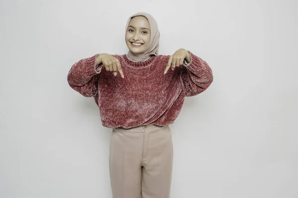 스웨터를 히잡을 흥분한 아시아 여성은 배경에 고립된 복사본 공간을 가리켰다 — 스톡 사진