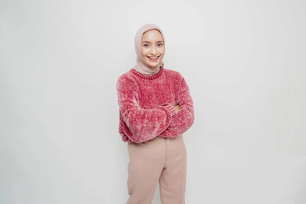 Портрет Уверенной Улыбчивой Азиатской Мусульманки Розовом Свитере Хиджабе Стоящей Сложенными — стоковое фото
