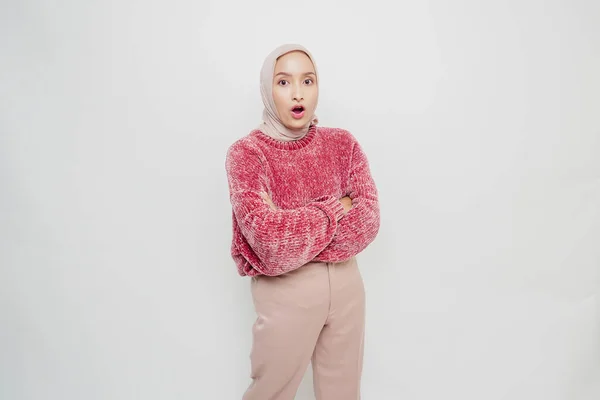 自信に満ちた笑顔の肖像ピンクのセーターを着たアジア系ムスリム女性と腕を組んで立つヒジャーブ 白い背景の上に孤立したカメラを見る — ストック写真
