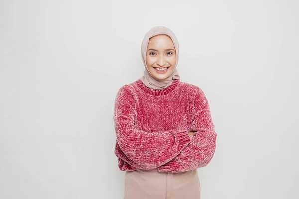 Portret Pewnej Siebie Uśmiechniętej Muzułmanki Azjatyckiej Różowym Swetrze Hidżabie Stojącej — Zdjęcie stockowe