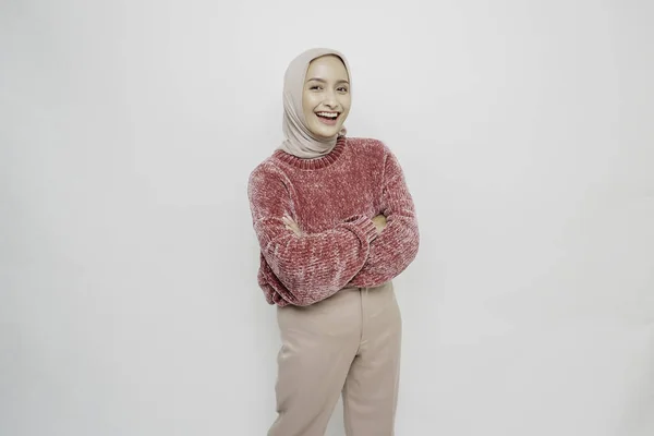 Porträt Einer Selbstbewusst Lächelnden Asiatischen Muslimin Rosa Pullover Und Hijab — Stockfoto