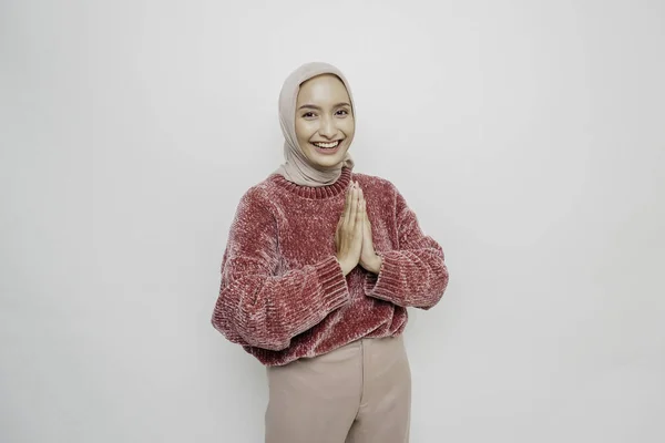 若いです美しいですアジアのイスラム教徒の女性を身に着けていますヒジャーブジェスチャーIdムバラク挨拶 — ストック写真