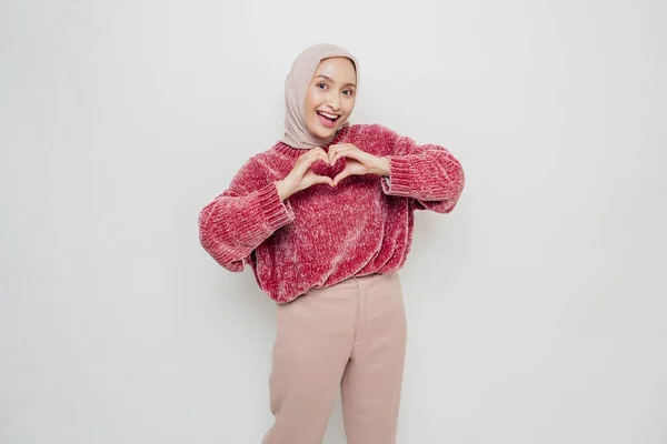 Een Gelukkige Jonge Aziatische Vrouw Draagt Een Roze Trui Hijab — Stockfoto