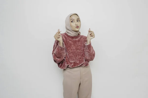 Una Joven Mujer Asiática Feliz Usando Suéter Rosa Hijab Siente —  Fotos de Stock