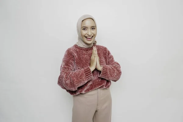 Portret Młodej Pięknej Muzułmańskiej Muzułmanki Hidżabie Witającej Eid Mubarak — Zdjęcie stockowe