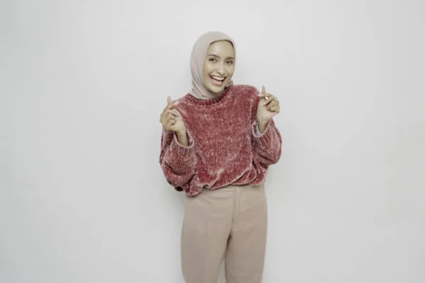 Uma Jovem Mulher Asiática Feliz Vestindo Uma Camisola Rosa Hijab — Fotografia de Stock