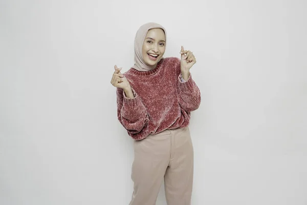 Szczęśliwa Młoda Azjatka Ubrana Różowy Sweter Hidżab Czuje Romantyczne Kształty — Zdjęcie stockowe