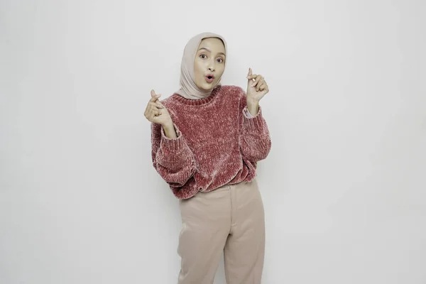 Szczęśliwa Młoda Azjatka Ubrana Różowy Sweter Hidżab Czuje Romantyczne Kształty — Zdjęcie stockowe
