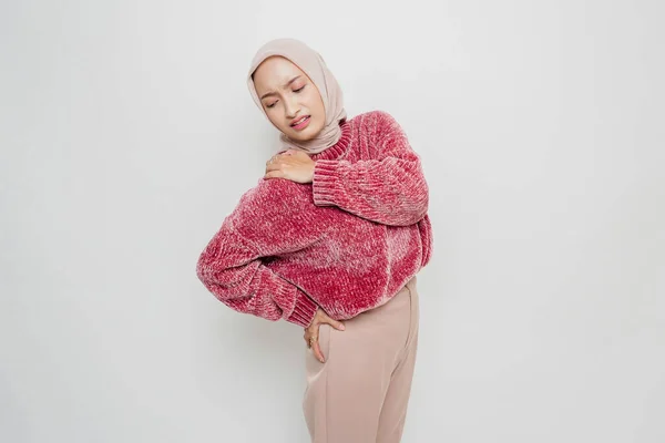 疲れた若いアジア系イスラム教徒の女性は職場で腰痛 筋肉のけいれんに苦しんでいる 締め切り 痛みや間違った姿勢 — ストック写真