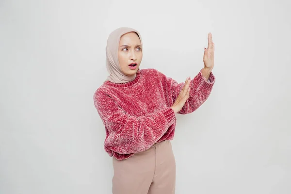 Impresionada Mujer Musulmana Asiática Vestida Con Suéter Rosa Hiyab Apuntando —  Fotos de Stock