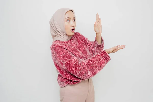 Shocked Asian Muslim Woman Wearing Pink Sweater Hijab Pointing Copy — Stock Photo, Image