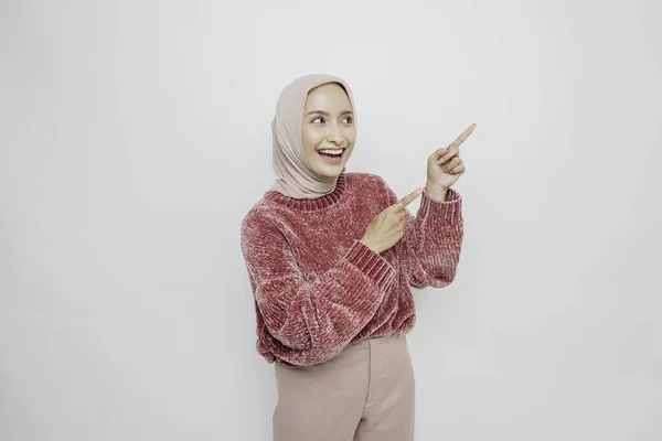 Захоплена Азіатська Мусульманка Одягнена Рожевий Светр Хіджаб Вказує Копіювальний Простір — стокове фото