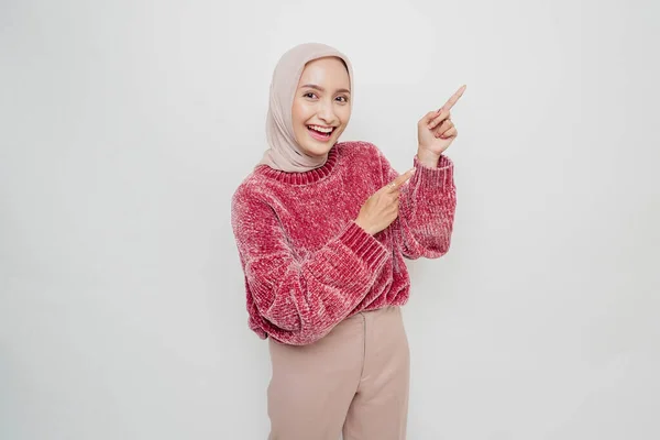 Podekscytowana Muzułmanka Azjatycka Różowym Swetrze Hidżab Wskazujący Przestrzeń Obok Niej — Zdjęcie stockowe