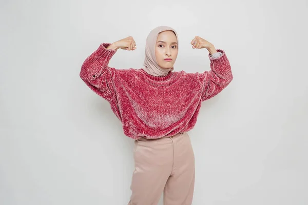 Podekscytowana Muzułmanka Azjatycka Ubrana Różowy Sweter Hidżab Wykazująca Się Silnym — Zdjęcie stockowe