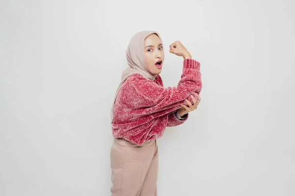 Eccitato Asiatico Musulmana Donna Indossa Maglione Rosa Hijab Mostrando Forte — Foto Stock