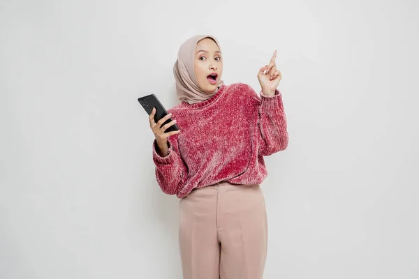 Zszokowana Muzułmanka Azjatycka Różowym Swetrze Hidżabie Wskazująca Miejsce Kserokopiarce Trzymając — Zdjęcie stockowe