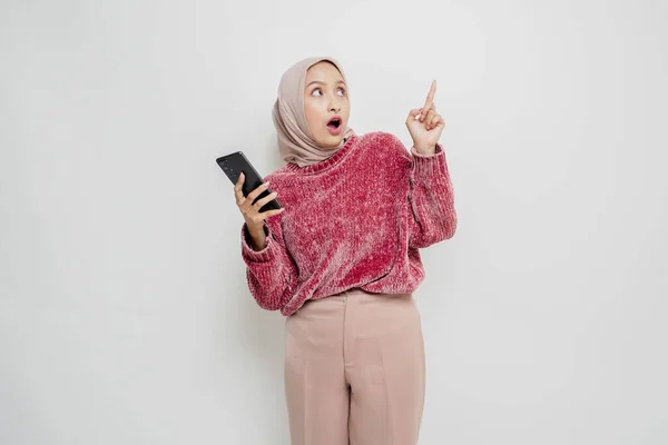 Schockierte Asiatische Muslimin Rosa Pullover Und Hijab Zeigt Auf Den — Stockfoto