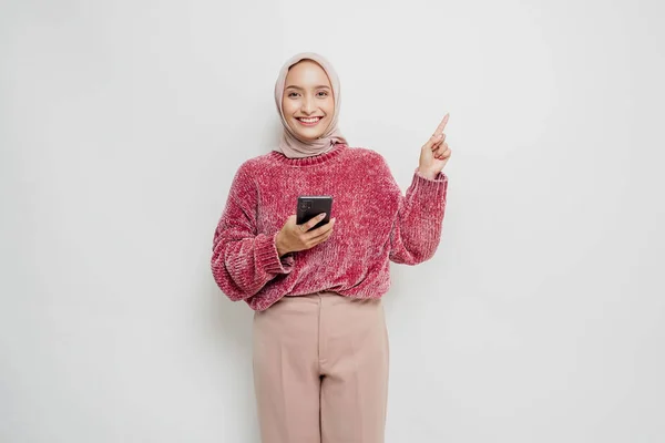 Emocionado Mujer Asiática Vistiendo Suéter Rosa Hijab Apuntando Espacio Copia —  Fotos de Stock