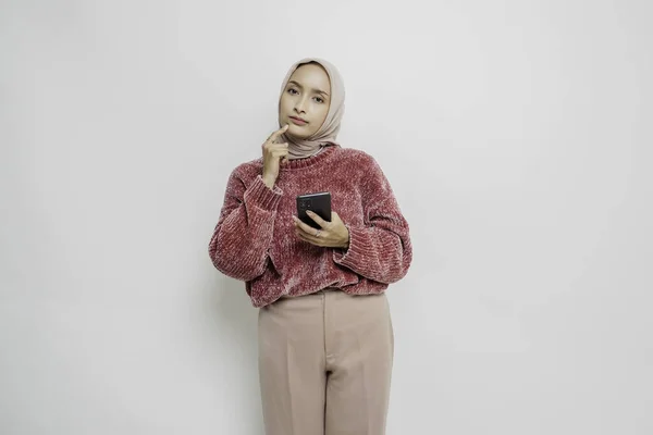 Przemyślana Młoda Azjatycka Muzułmanka Nosi Różowy Sweter Hidżab Trzyma Podbródek — Zdjęcie stockowe