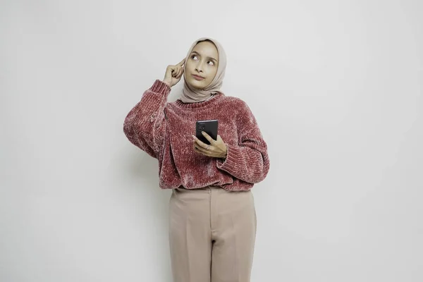 Задумчивая Молодая Азиатская Мусульманка Одета Розовый Свитер Хиджаб Держит Подбородок — стоковое фото