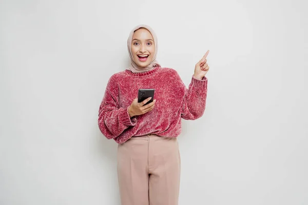 Emocionado Mujer Asiática Vistiendo Suéter Rosa Hijab Apuntando Espacio Copia — Foto de Stock