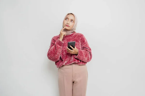 Μια Νεαρή Ασιάτισσα Μουσουλμάνα Φοράει Ροζ Πουλόβερ Και Χιτζάμπ Και — Φωτογραφία Αρχείου